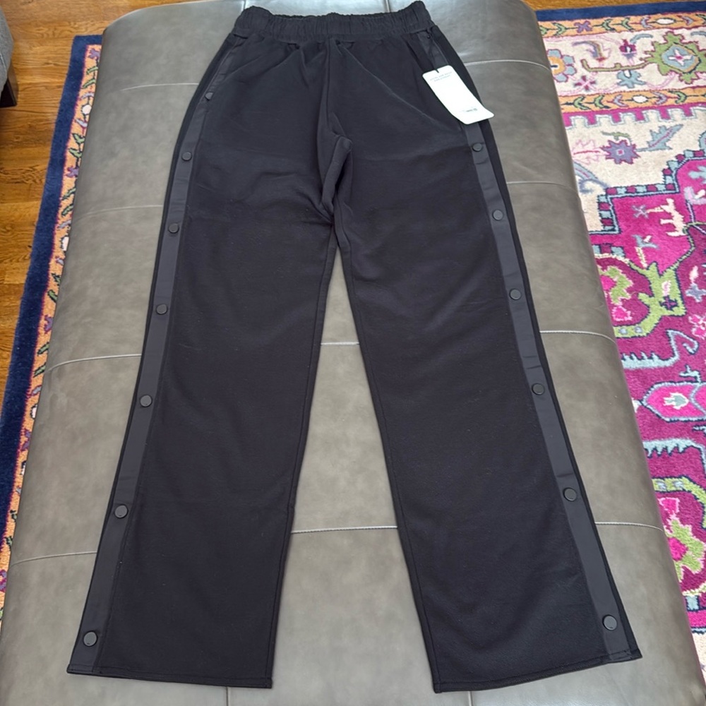 Alo Yoga Brand New Women’s Accolade Snap Sweat Pant size medium